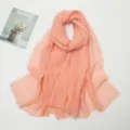 Écharpe plissée en coton et lin rose pêche avec franges, châle froissé élégant femme. - Bourgeon de Neige