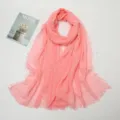 Détails en gros plan de l'écharpe froissée en coton lin rose avec des bords frangés. - 2# Rose