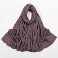 Detailansicht des einfarbigen, knittrigen Hijab-Schals, weicher Stoff, eleganter Fall. - 11#Altpurple