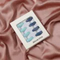 Nahaufnahme Detailansicht von Kunststoff Hijab Nadeln Set mit blauen Farben Verpackung. - 6# Blau