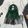 Vue détaillée de l'écharpe en organza dégradé vert foncé avec perles et lignes brillantes. - Vert Foncé