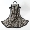 Foulard de soie imprime geometrique noir et or de luxe, elegant long chale pour femmes protection. - ZS125
