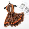 Foulard en satin de soie pour femme, élégant châle long imprimé marron et orange élégant. - ZS128