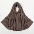 Detailansicht eines einfarbigen, knittrigen braunen Hijab-Schals mit feiner Textur. - 5#Dunkles Khaki