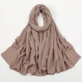 Detailaufnahme des geknitterten einfarbigen langen Schals, zeigt feine Gewebestruktur. - 6#Helles Khaki