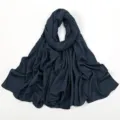 Longue écharpe froissée bleu foncé uni, hijab pour femme en mélange de coton et de polyester. - Bleu Marine