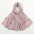 Einfarbiges, geknittertes Hijab-Tuch für Damen, weicher Polyester-Leinen-Mix in zartem Rosa. - Altrosa