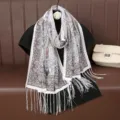 Écharpe légère en dentelle ajourée avec motif cachemire ethnique et franges pour femmes - Blanc