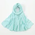 Hellblaue geknitterte Damen Langschal Hijab, weiches einfarbiges Baumwollmischgewebe Tuch. - Himmelblau