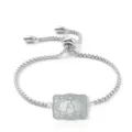 Primer plano de dije rectangular plateado con letra A grabado en pulsera ajustable - Estilo Pulsera (A) / Letra A / Plateado