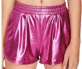 Detalle de shorts rosas metálicos brillantes con cintura elástica alta y tejido. - Rosa rojo