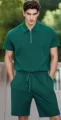 Vista dettaglio polo verde e pantaloncini, set estivo casual da uomo con colletto con zip. - Taglia S / Top e Pantaloni / Verde Set