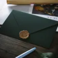 Dunkelgrüner Retro-Papierumschlag mit goldenem Wachssiegel, perfekt für romantische Liebesbriefe. - 1 Umschlag in Soft-Touch-Dunkelgrün + 1 bronzenes Wachssiegel