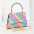 Sac de soirée à paillettes dégradées avec poignée strass et chaîne dorée élégante. - Coloré