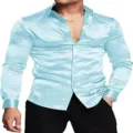 Hellblaues Satin-Langarmhemd Detail, stilvolles Retro-Disko-Oberteil für moderne Herren. - Himmelblau