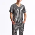 Vista dettagliata del top e dei pantaloni da disco da uomo in argento metallizzato lucido. - Taglia S / Top e Pantaloni / Grigio
