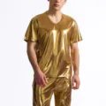 Vista dettagliata del top a maniche corte con scollo a V oro lucido e pantaloni da uomo. - Taglia S / Top e Pantaloni / Argento