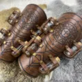 Détail de bracelet en cuir médiéval avec flacons en verre et symboles alchimiques occultes. - Taille unique / Café