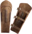 Vista detallada de brazaletes de cuero punk medieval con correas ajustables y diseño de cordones. - Par Marrón