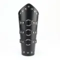 Polsino bracciale in pelle nera stile punk medievale con borchie metalliche e anelli. - Nero
