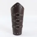Bracciale in pelle punk medievale, polsino gotico marrone con rivetti e anelli metallici, vichingo. - Caffè
