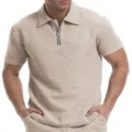 Nahaufnahme Detail des Herren Casual Waffelstrick Polohemdes mit halbem Reissverschluss. - Khaki