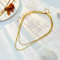 Detailansicht der doppellagigen Halskette mit Perlen und goldener Schlangenkette. - Gold (Doppellagig)