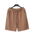 Braune Herren Freizeitshorts mit Textur, elastischem Kordelzug und bequemer lockerer Passform. - Khaki
