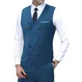 Gedetailleerd overzicht van het slim fit dubbelknoops kostuumvest met pochet en stropdas. - Meerblauw