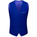 Vue détaillée du gilet de costume formel bleu mettant en valeur les boutons et la poche. - Bleu saphir