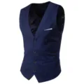 Vue rapprochée détaillée du gilet de costume homme bleu marine ajusté avec col en V et boutons. - Bleu marine