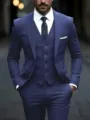 Détail du costume trois pièces bleu marine pour homme avec veste cintrée et style professionnel. - Bleu Foncé