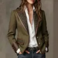 Gros plan sur un blazer vintage français en laine à chevrons vert avec revers à motifs - Vert Herbe