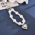 Elegante cinturino da polso per cellulare in perle bianche con ciondolo a cuore argento - Ciondolo 8 Perle Artificiali + Cuore (K1553)