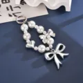 Elegante ciondolo per borsa in perle con fiocco argento e cuore su sfondo blu scuro - Ciondolo 6 Perle Artificiali + Fiocco (K1554)