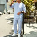 Vue détaillée de la chemise décontractée en lin bleu clair et du pantalon assorti. - Bleu ciel
