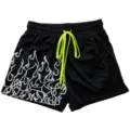 Schwarze Mesh-Sportshorts mit weißem Flammenprint und neongrünem Kordelzug für Training. - Schwarz Weiß