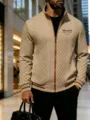 Gros plan de la veste zippée en tricot pour homme en kaki avec motif losange classique. - S / Kaki