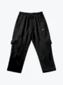 Gros plan sur un pantalon cargo noir pour homme avec taille élastique à cordon et poches. - S / Noir