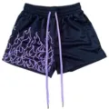 Herren atmungsaktive Mesh Sportshorts mit lila Flammenmuster und langen Kordeln fuer Fitness. - Tibetisch-Violett