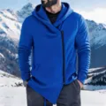 Nahaufnahme Detail der Herren royalblauen asymmetrischen Fleece-Kapuzenjacke in Schneekulisse. - S / Oberteile / Blau