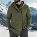 Detailansicht des olivgrünen Herren Kapuzenpullovers mit asymmetrischem Reißverschluss im Schnee. - S / Oberteile / Armeegrün
