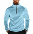 Gros plan detail du sweat-shirt polaire bleu clair homme a col montant et fermeture eclair. - S / Hauts / Bleu clair