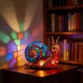 Stimmungsvolle Schnecken-Nachtlampe aus Harz im Buntglas-Stil für kreative Deko - Schnecke Nachtlicht (Knopfzelle)