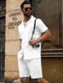 Detailansicht des lässigen Herren Sommer Textil Strick Kurzarmhemd und Shorts Set. - S / Oberteil und Unterteil / Weiß
