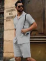 Vista dettagliata di un set da uomo grigio con camicia a maniche corte e pantaloncini. - Grigio chiaro