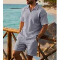Set grigio da uomo con polo waffle a maniche corte e pantaloncini per la spiaggia. - Taglia S / Top e Pantaloni / Grigio chiaro