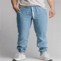 Detailansicht der hellblauen Herren Leinen Jogger Hosen mit Kordelzug und atmungsaktivem Stoff. - Hellblau