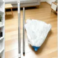 Detailansicht der abnehmbaren Edelstahl-Moppstange und des weißen Vlies-Moppkopfes. - Moppkopf Mit Edelstahlstange / 110CM Edelstahlstange