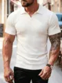 Nahaufnahme des weißen gerippten Kurzarm-Poloshirts für Herren zeigt Stoffstruktur und Revers. - S / Weiß